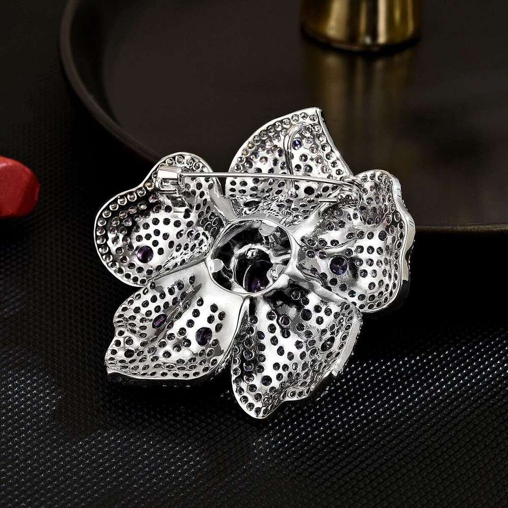 New luxury heavy-duty full zirconium atmospheric flower elegant temperament versatile coat brooch anti-exposure accessories for women
