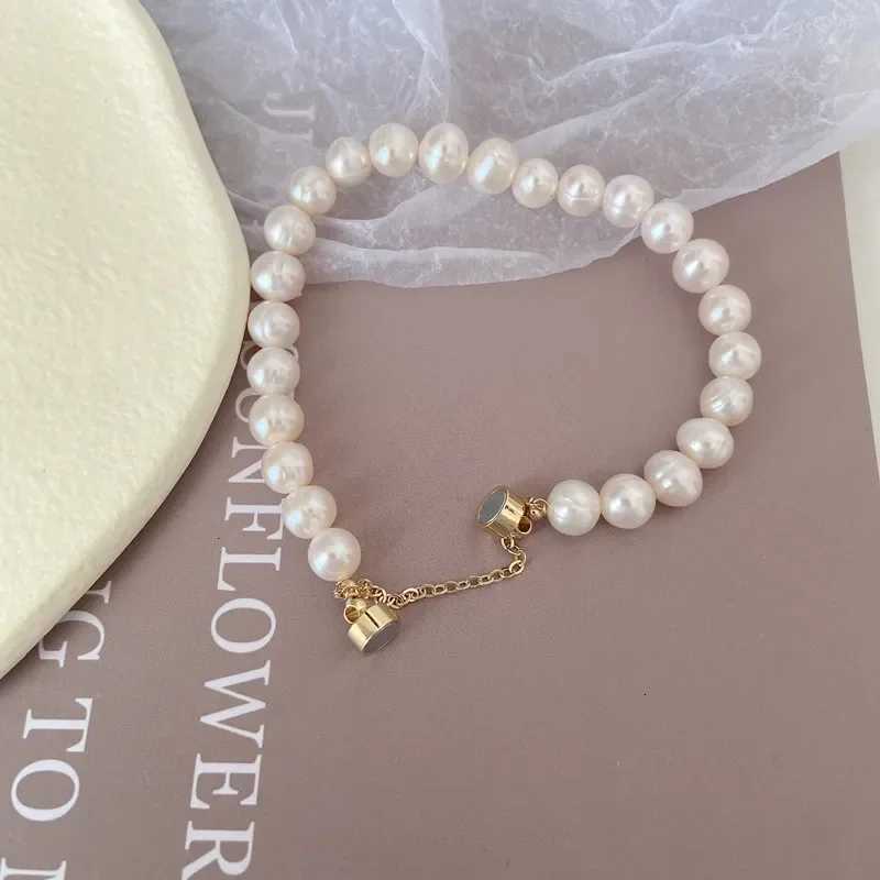 Elegant Freshwater Pearl Bracelet for Womens Magnetic Buttons Creative Design Bracelets Wedding Daity Hand Jewelry AccoriesXJ250904