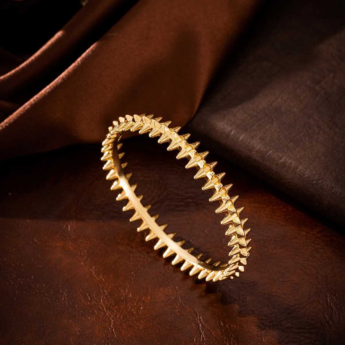 New Lucky Gold Color Buckle Gear Bracelet Womens Willow Bracelet Versatile Personalized Simple Temperament Jewelry BangleXJ250904