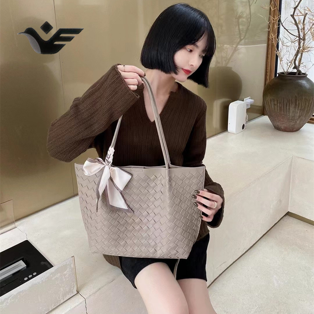 Feiyan Free Shipping New Designer Bag Luxury Shopping Bag Imported Soft Cowhide Handwoven Tote Bag Genuine Leather Women's Bag Basket Shoulder Cr