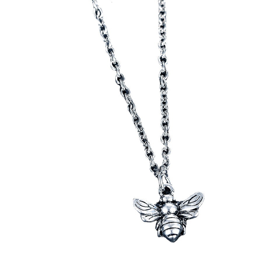 Cute Compact Bee Pendant Necklace Classic and Simple Insect Jewelry