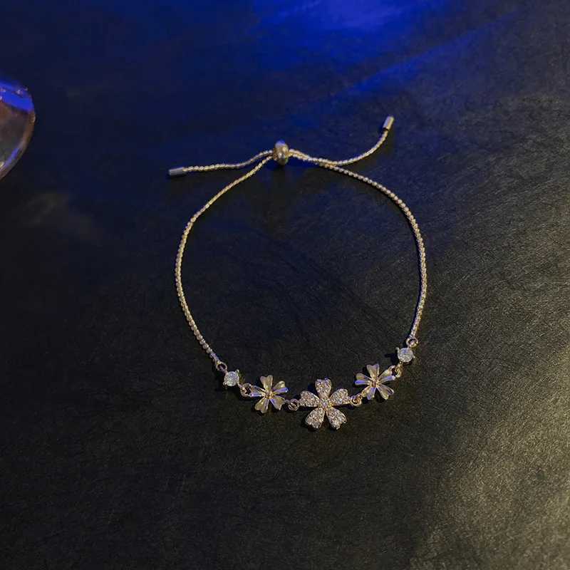 New Fashion Trend Unique Design Elegant Exquisite Light Luxury Zircon Petal Bracelet Female Jewelry Party Premium Gift WholesaleXJ250904