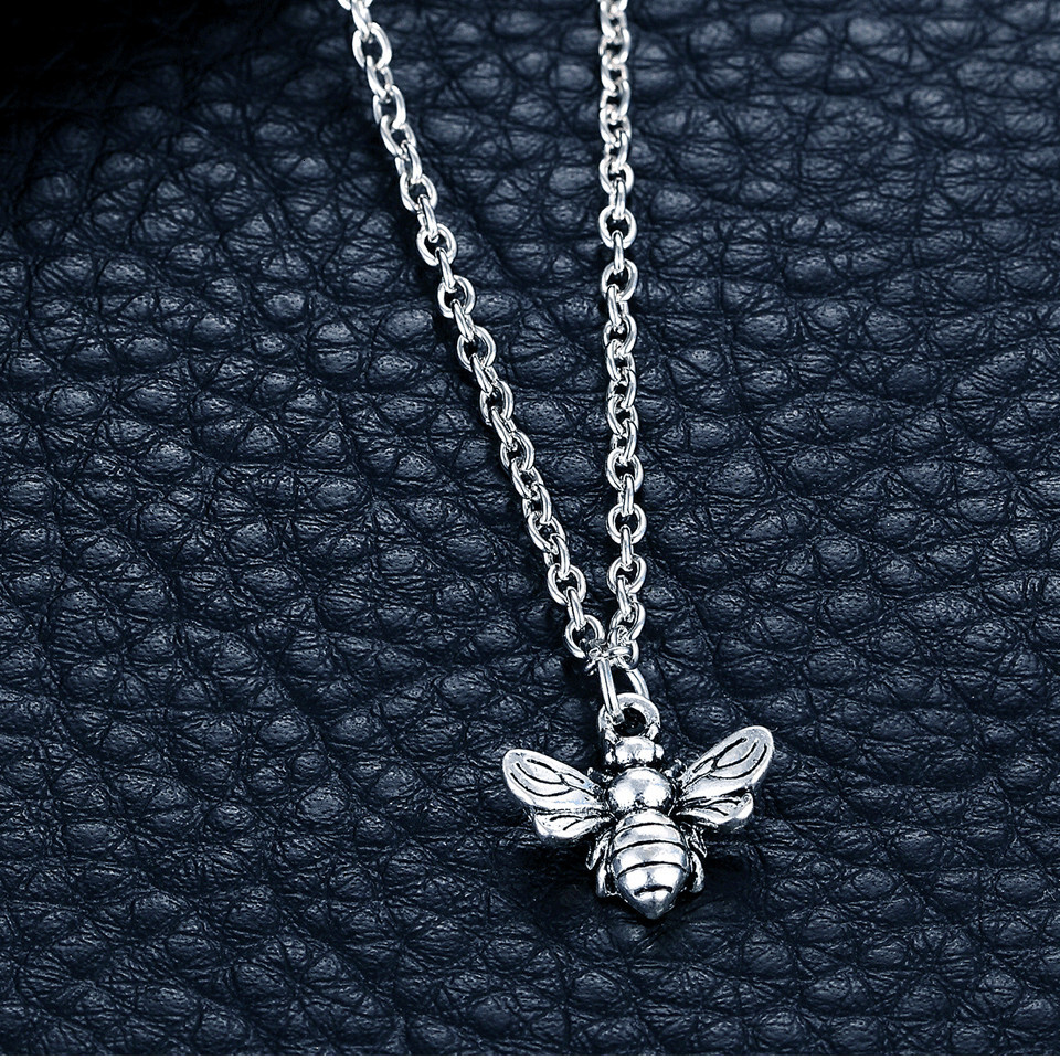 Cute Compact Bee Pendant Necklace Classic and Simple Insect Jewelry
