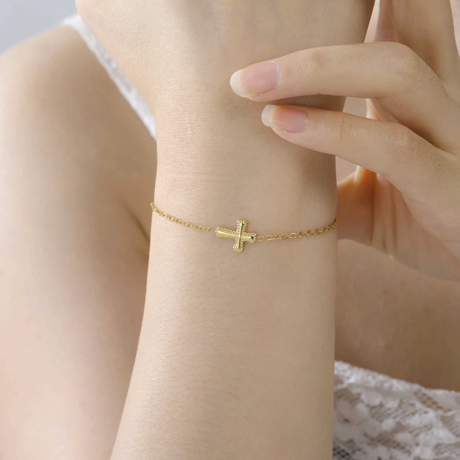 Cazador Cross Charm Bracelets for Women Stainless Steel Religious Christian Hand Bracelet Jewelry Birthday Gift 2025 Wholesale W250904