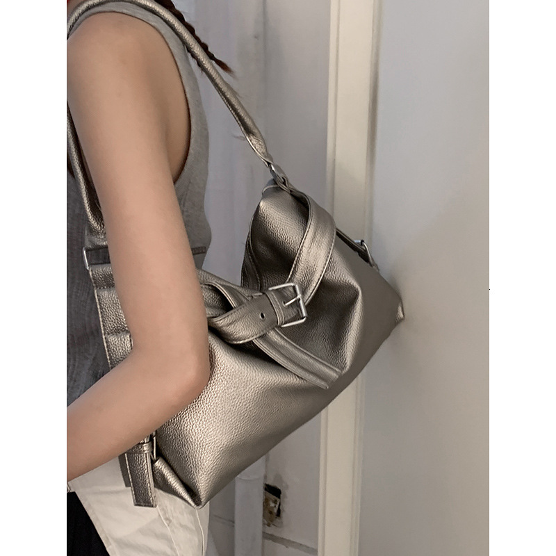 2025 autumn new retro handbag with large capacity, niche design, fashionable and simple crossbody bag, designer shoulder bag