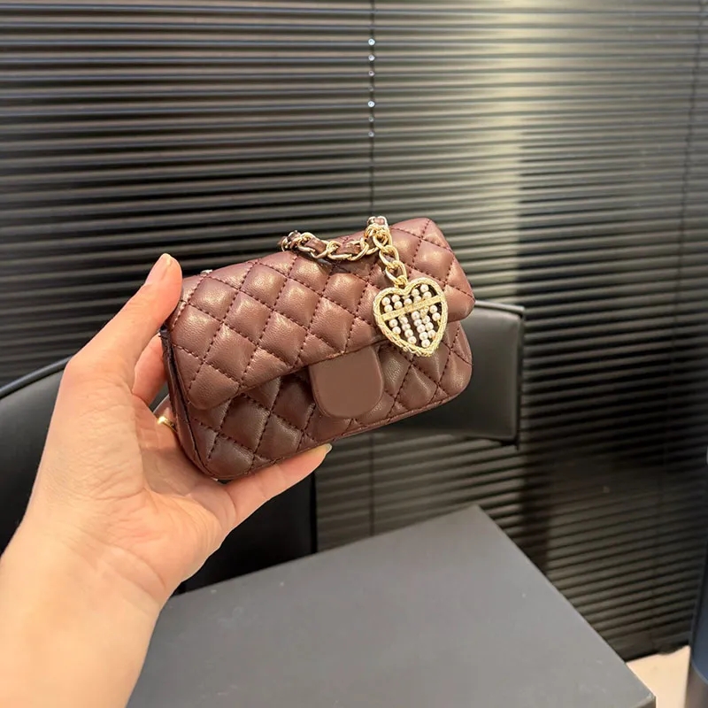 Ladies Designer Mini Lovely Coin Bag Pearl Heart Shaped Badge Gold Hardware Buckle Classic Diamond Lattice Double Flap Vintage Small Hanging Bag Key Pouch 12x8cm