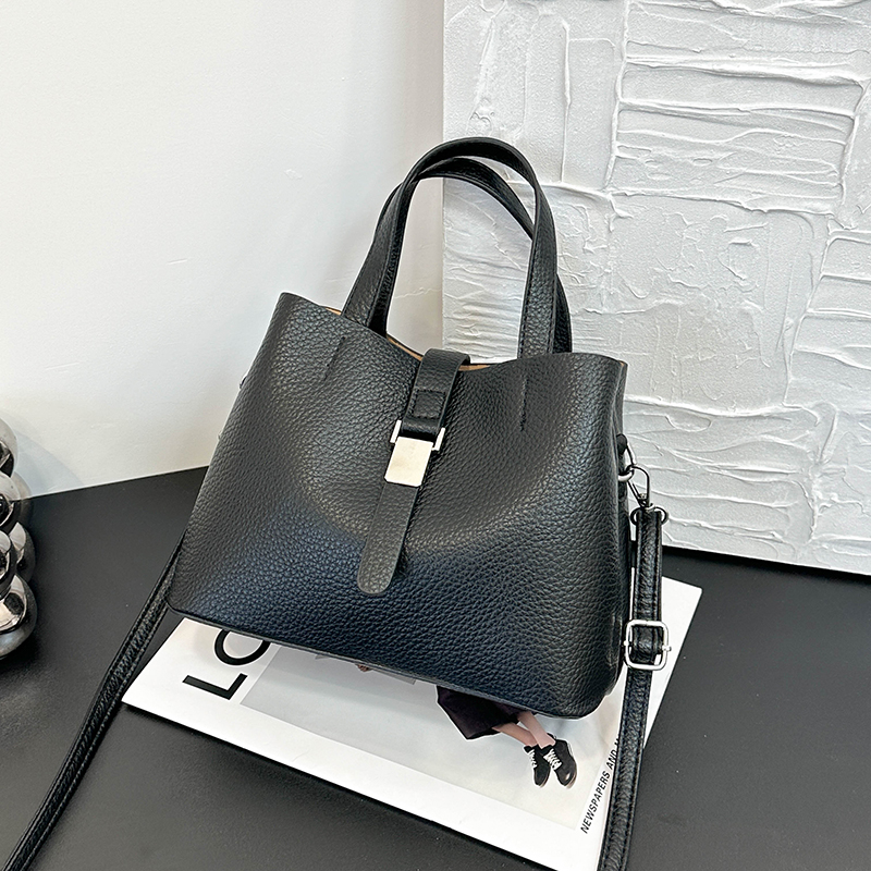 2025 autumn new niche fashion women's luxury handbag large capacity casual shoulder bag daily casual versatile high-quality shopping crossbody ba