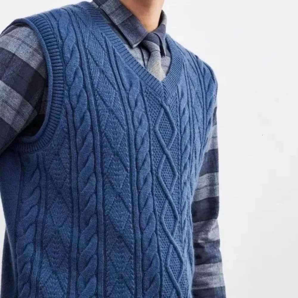 Sweaters Male V Neck Mens Knitted Vest Casual Waistcoat Korean Popular Clothes Designer Top Smooth Style Harajuku Cheap Y2kXJ250904