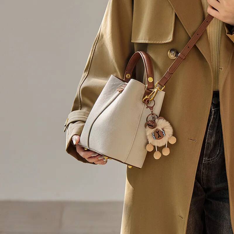 2025 new women's high-end foreign style popular versatile crossbody cowhide bag fashionable hand-to-hand bucket
