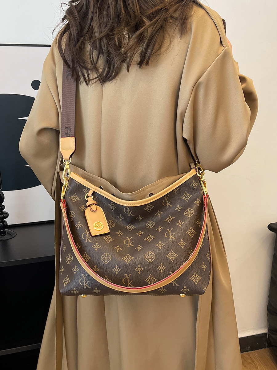 Designer high-end quality commuter underarm bag 2025 New classic retro hand-held shoulder bag large capacity versatile cross-body bag free shipping