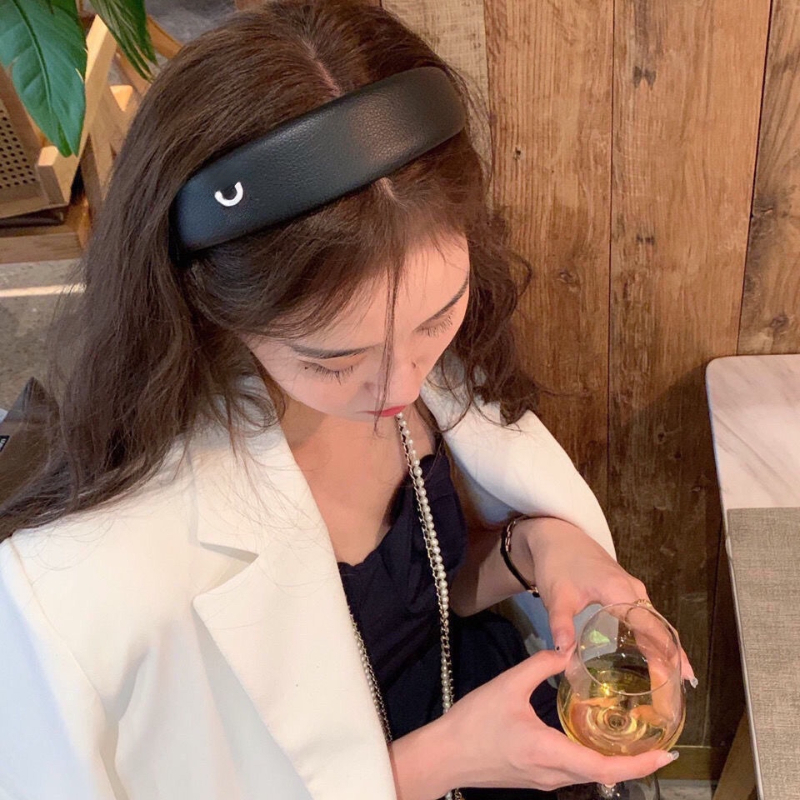 Classic Black and White Hairband Fashion Hairband Multi-functional Universal Hairband Fashionable French Hairpin Essential for Daily Outfits with Logo