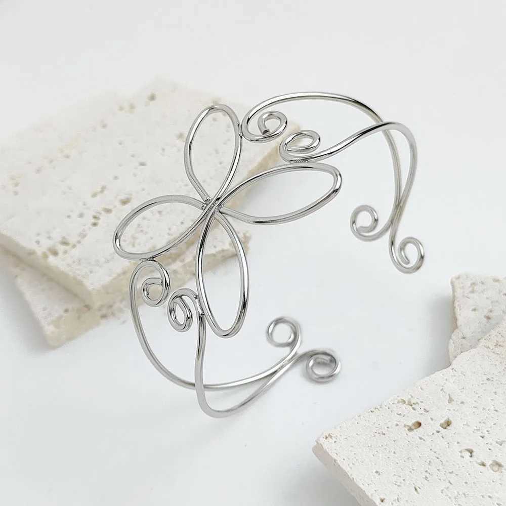 Simple stainless steel butterfly ladies bracelet personalized Insstyle jewelry waterproof highquality jewelry W250904