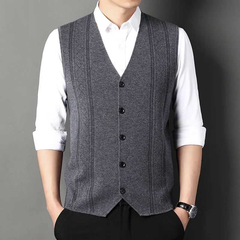 Vneck 2024 Luxury Sweaters Vest for Men Fashion Sweater Casual Knitted Cardigan Clothing Pullover Pull Homme Roupas MasculinasXJ250904