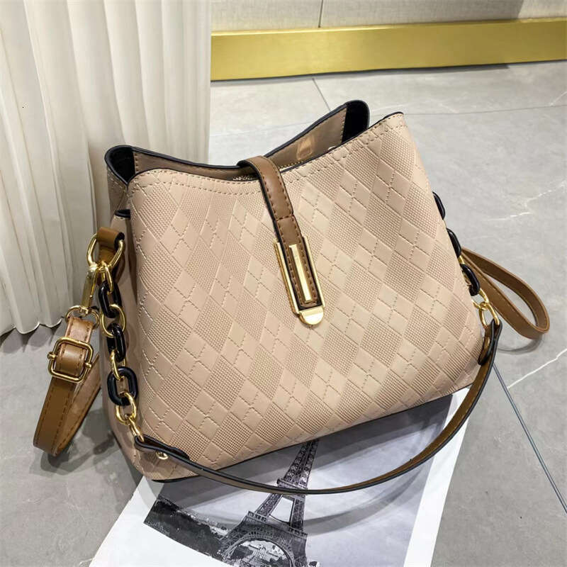 DHessentials Women's Quilted Tote Bag Large Capacity Handbag Dual Strap Vintage Crossbody Purse Unique Stylish Bucket Bag