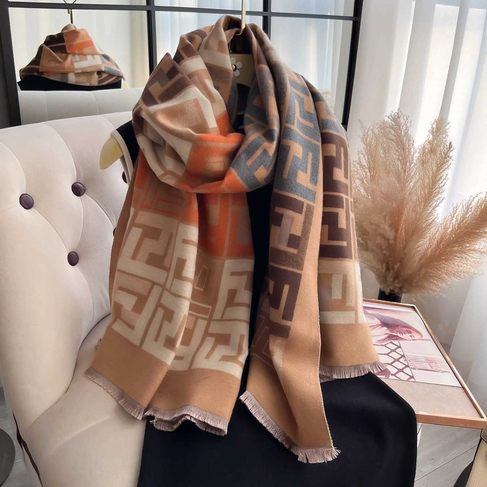 Designer 2025 New Luxury Wen TwoSided Print Scarf Soft Warm Pashmina Fashion Shawl Winter Outdoor Coldproof Windproof Blanket Scarf G250904