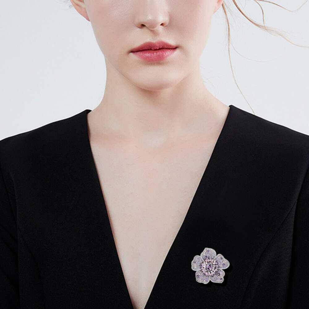 New luxury heavy-duty full zirconium atmospheric flower elegant temperament versatile coat brooch anti-exposure accessories for women