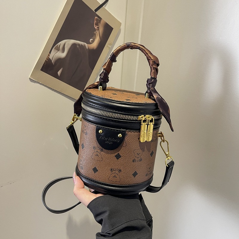 Small bucket bag women's 2025 new temperament handbag fashionable and versatile small bucket high-end shoulder messenger bag