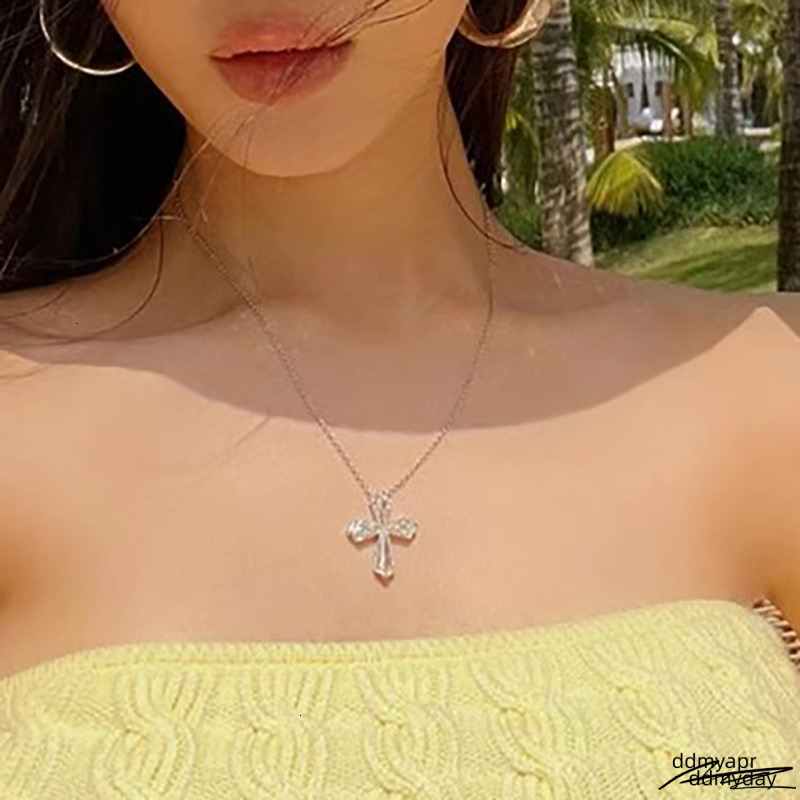 2025 Ins Top Sell Ddmyday Elegant Cross Pendant Simple Fashion Jewelry Sterling Sier Crystal 5A Cubic Zircon Dia Gemstones Party Eternity Women Clavic
