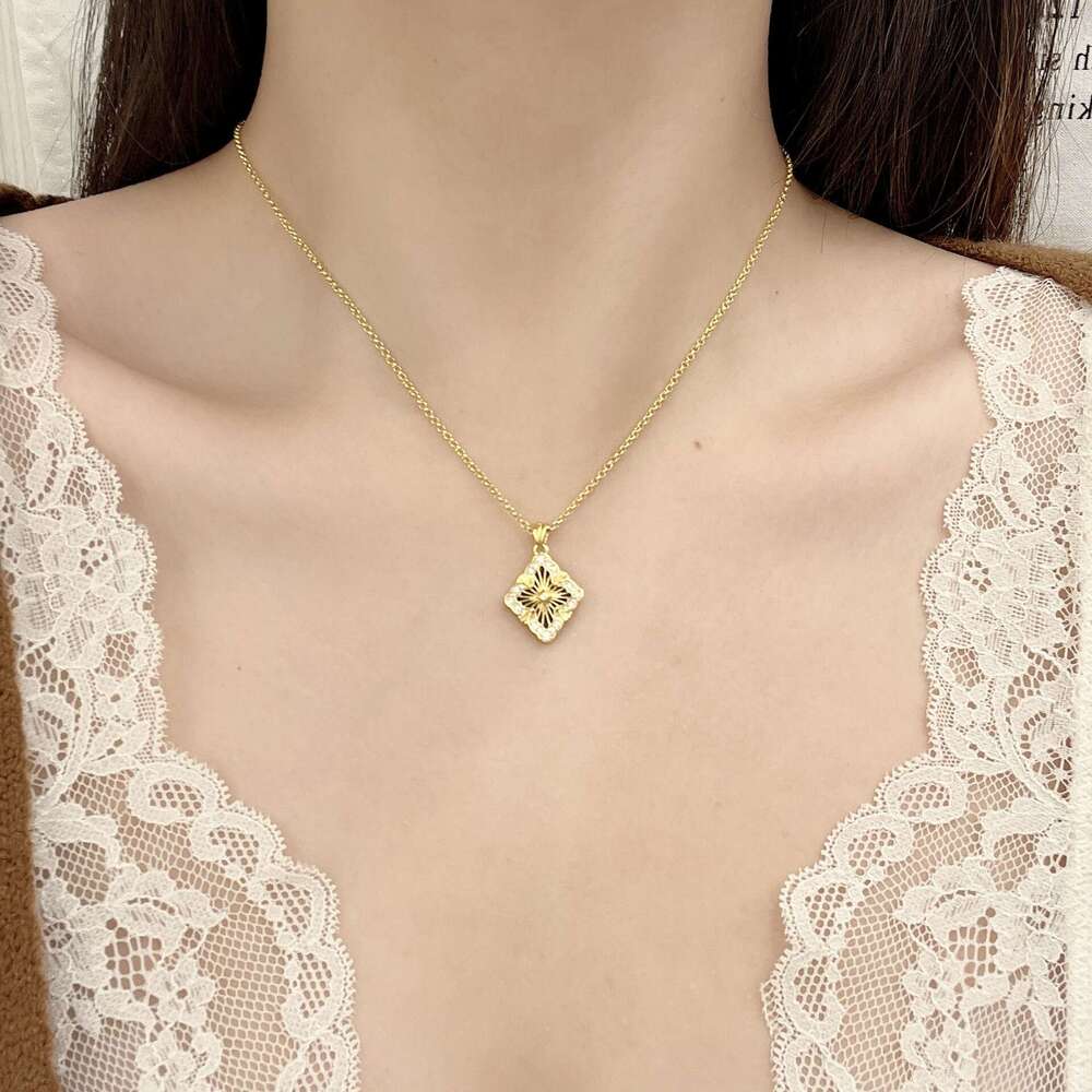 Brushed Four-Leaf Clover Necklace for Women 2024 New Double-Sided Clavicle Light High-End Sweater Chain Niche Accessories