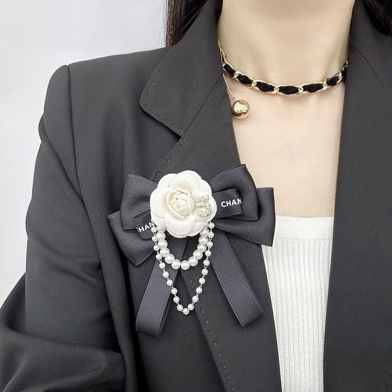 Korean Fabric Art Bow Tie Brooches Camellia Flower Crystal Pearl Tassel Lpael Pins Shirt Collar Fashion Jewelry Gifts for Women