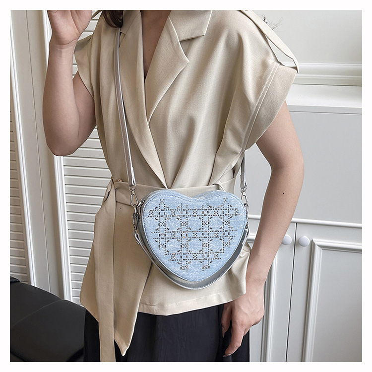 2025 autumn new denim heart-shaped bag niche design, light luxury versatile fashion crossbody bag designer shoulder bag, women's bag