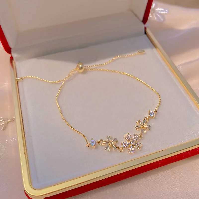 New Fashion Trend Unique Design Elegant Exquisite Light Luxury Zircon Petal Bracelet Female Jewelry Party Premium Gift WholesaleXJ250904