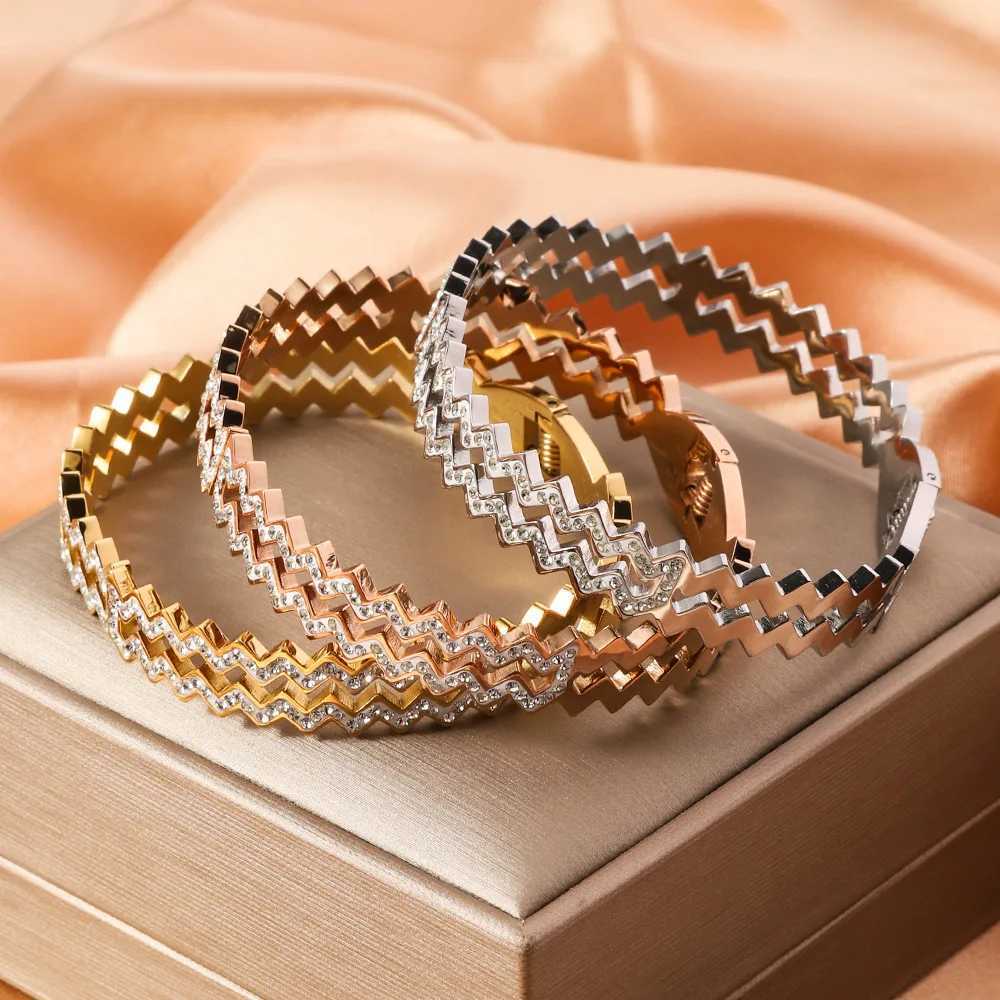 Non Fading Serrated Pattern Inlaid With Artificial Zircon Stainless Steel Bracelet Wens Exquisite Hand Accessories Y250904