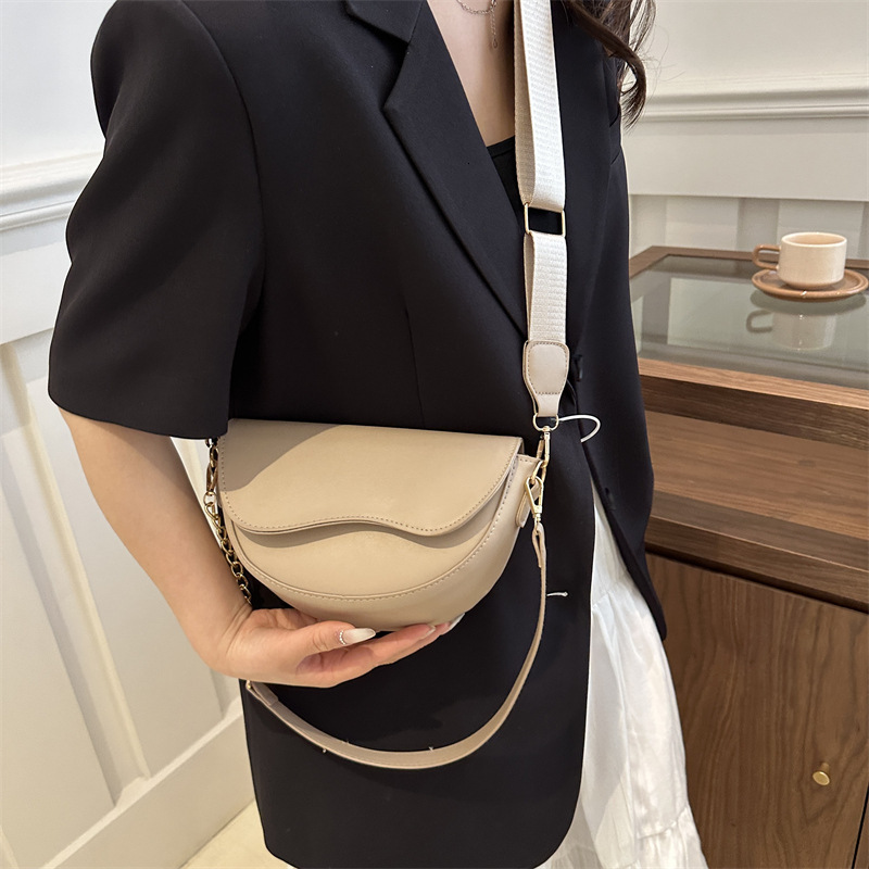 2025 autumn new women's niche design casual versatile trend elegant light luxury fashion retro crossbody bag designer shoulder bag