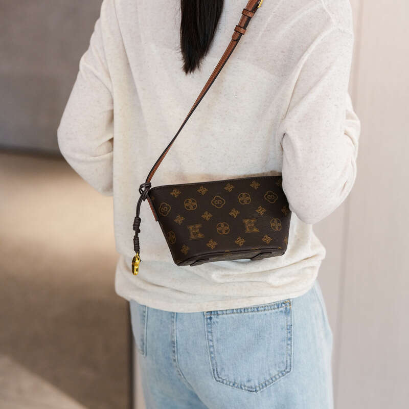 Designer Bags Crossbody Bag Bucket Bag 2025 New Letter Printed Womens Commuting Underarm Fashion Versatile Single Shoulder Crossbody Bag for Women