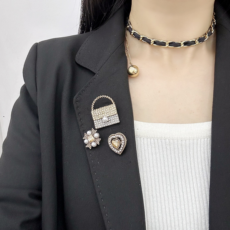 Designer Brooch Set New Collection Clothing Styling Corsage Black White Mink Fur Pins Beauty women Pearl Brooch Coat Accessory