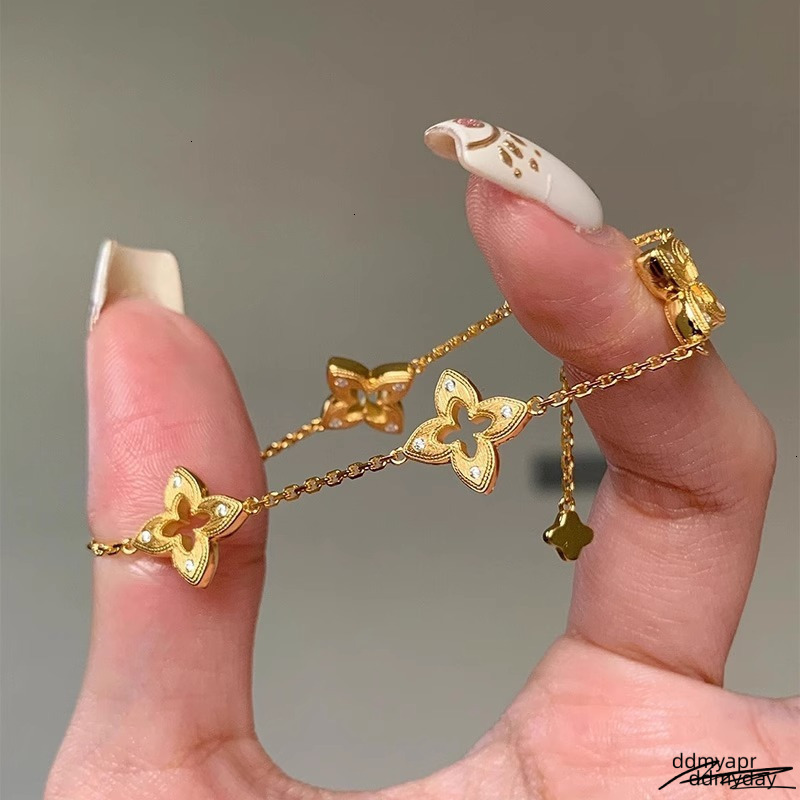 2025 New Retro Hollowed-Out Brushed Four-Leaf Clover Bracelet Designer Jewelry Wedding Ddmyday Ring Fashionable Elegant Simple And High-End Collarbone