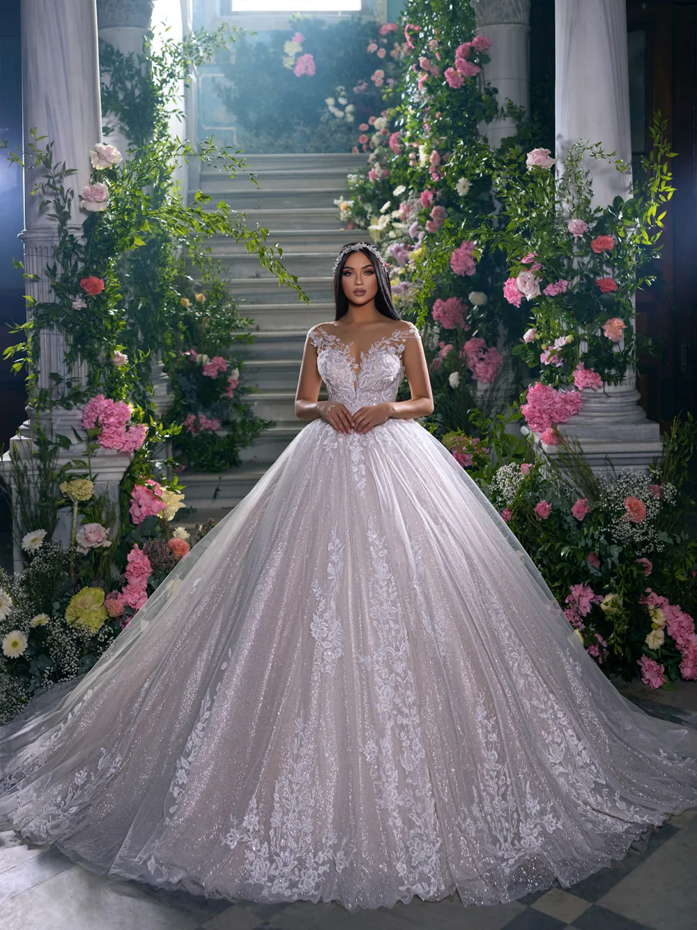 Luxury Sheer V-Neck A-line Wedding Dress Delicate Beading Pearls Aplliques Lace Sleeveless Bridal Gowns Floor-length Court Train