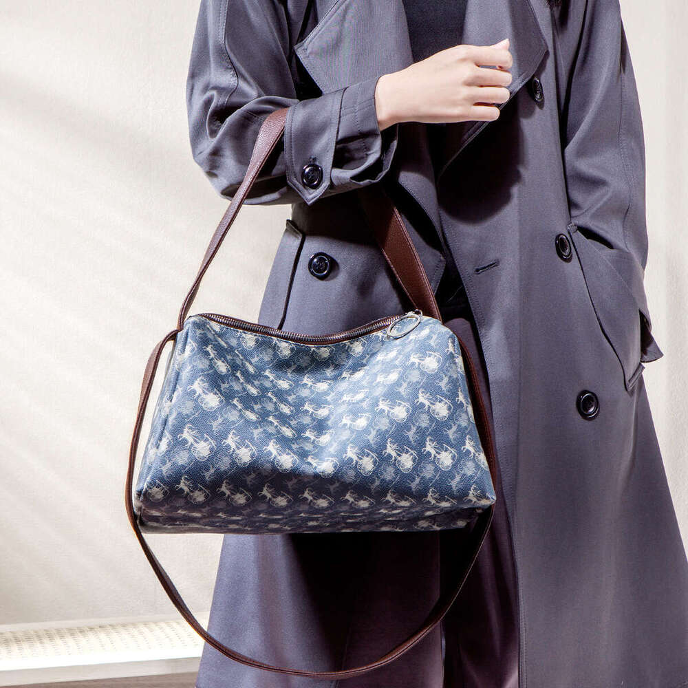 Printed Large Capacity Tote for Women 2025 Winter New High-Quality Niche Commuter Shoulder Crossbody Bag