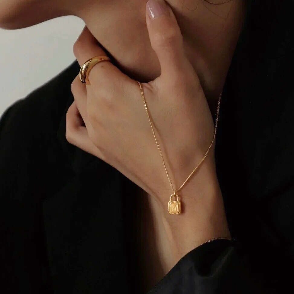 DHcollections Personalized European & American Retro Style S925 Sterling Silver Gold-Plated 26 Letter Name Surname Pendant Women's Collarbone Cha