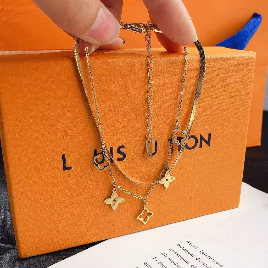 Luxury clover bracelet Bangle Black white Simple Leather designer bracelet women Cuff Fashion louise bracelet Party Gift jewlery designer for women