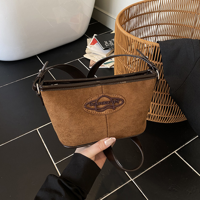 2025 autumn new female niche design light luxury elegant simple versatile fashion crossbody bag armpit bag designer shoulder bag