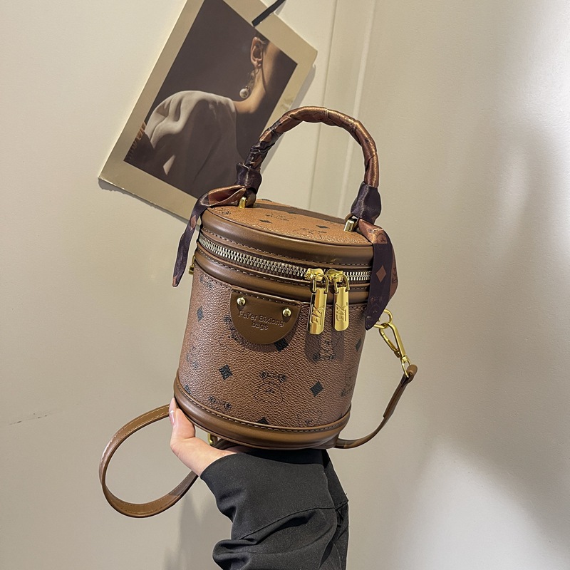 Small bucket bag women's 2025 new temperament handbag fashionable and versatile small bucket high-end shoulder messenger bag