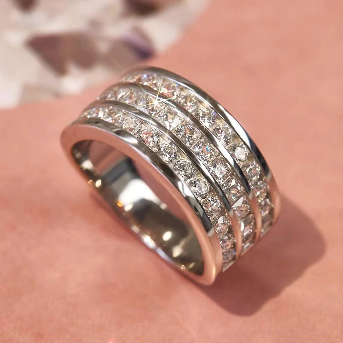 Huitan OEM Modern Circle Design Silver Plated Moissanite Finger Rings for Women Wedding Fashion Jewelry Eternity Band Rings