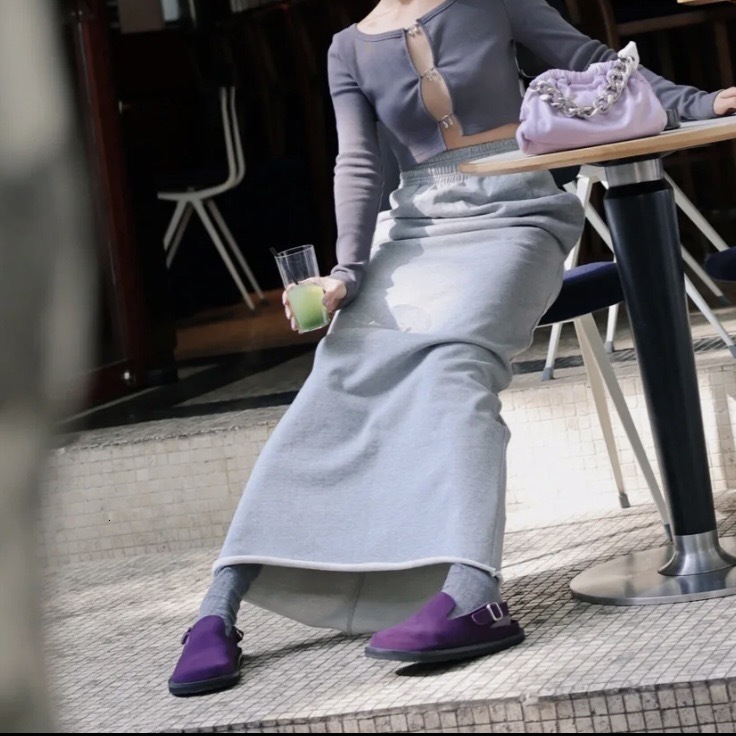 2025 designer's new thick soled outdoor slippers are casual, fashionable, and comfortable single shoes