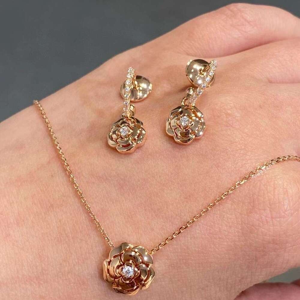 Quilted High-End V Light Style Elegant Ear Clips Gold Sier Needle Hoop Earrings for Women