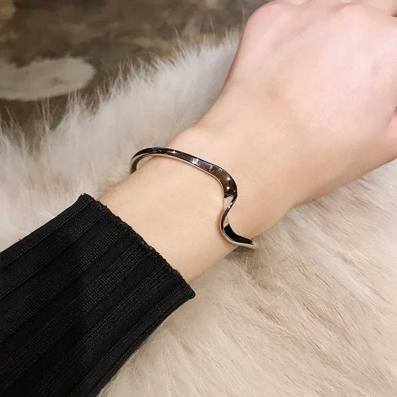 Minimalism Style Irregular Metal Design Personality Exaggerated Open Mouth Wavy Bracelet for Women New Fashion High Jewelry Gift W250904