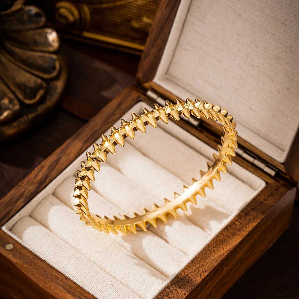 New Lucky Gold Color Buckle Gear Bracelet Womens Willow Bracelet Versatile Personalized Simple Temperament Jewelry BangleXJ250904
