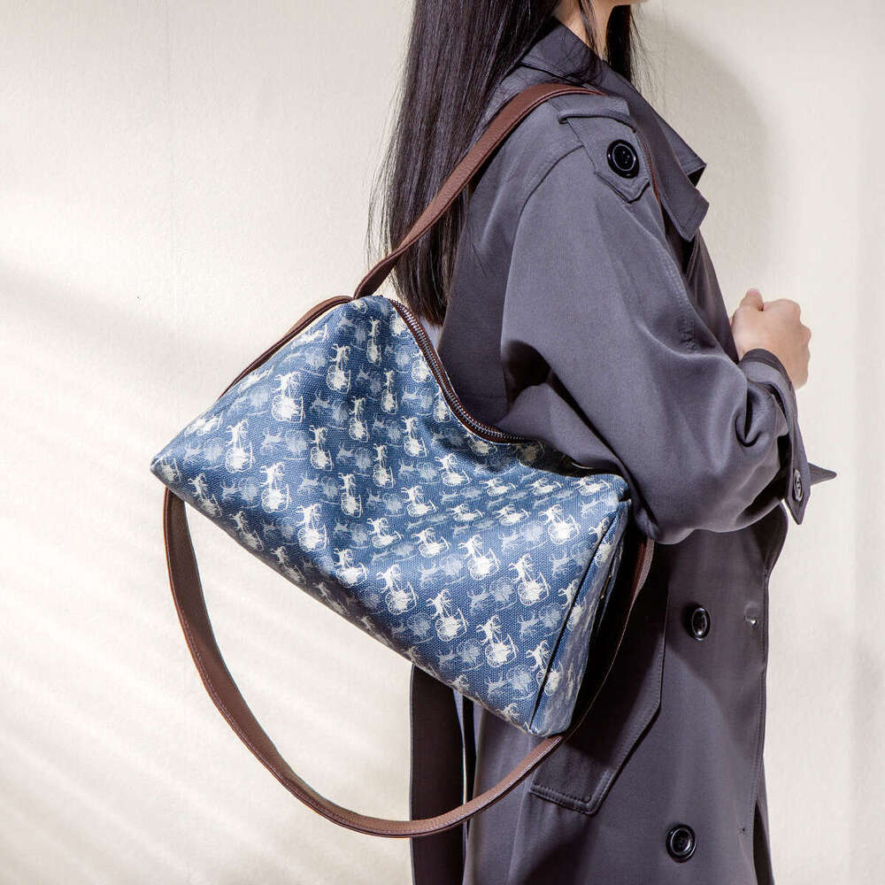 Printed Large Capacity Tote for Women 2025 Winter New High-Quality Niche Commuter Shoulder Crossbody Bag