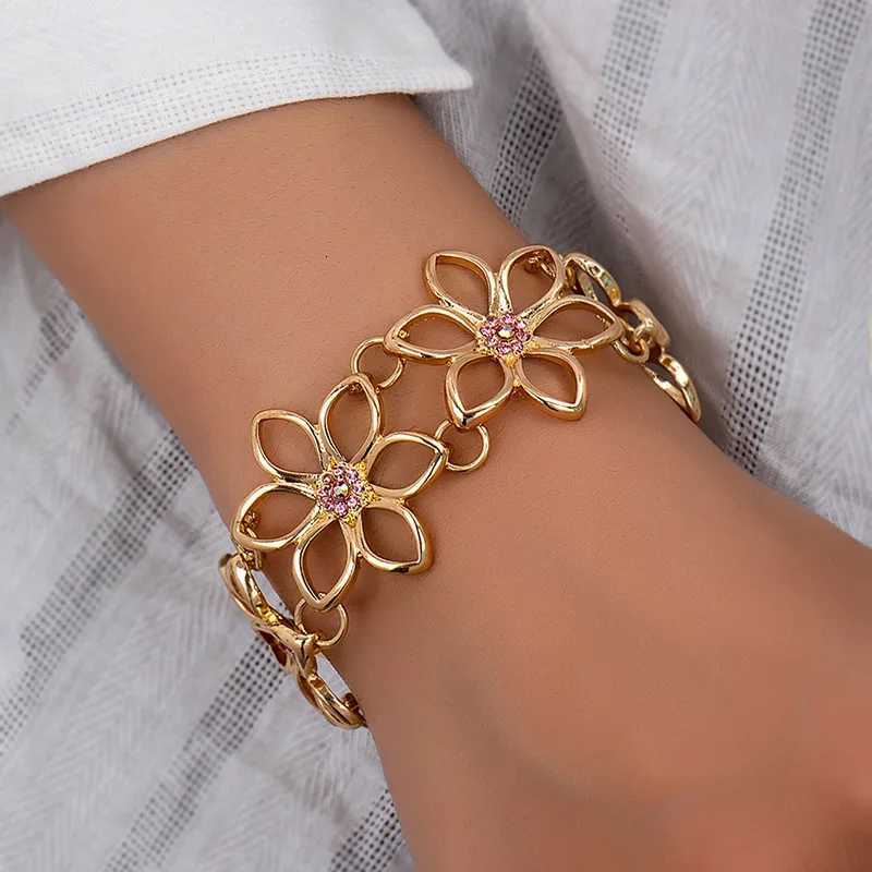 A Strip of Fashion Simple Individuality Retro Metal Flower Hollow Out Inlay Drill Bracelet for Woman Adjustable Bracelet JewerlyXJ250904
