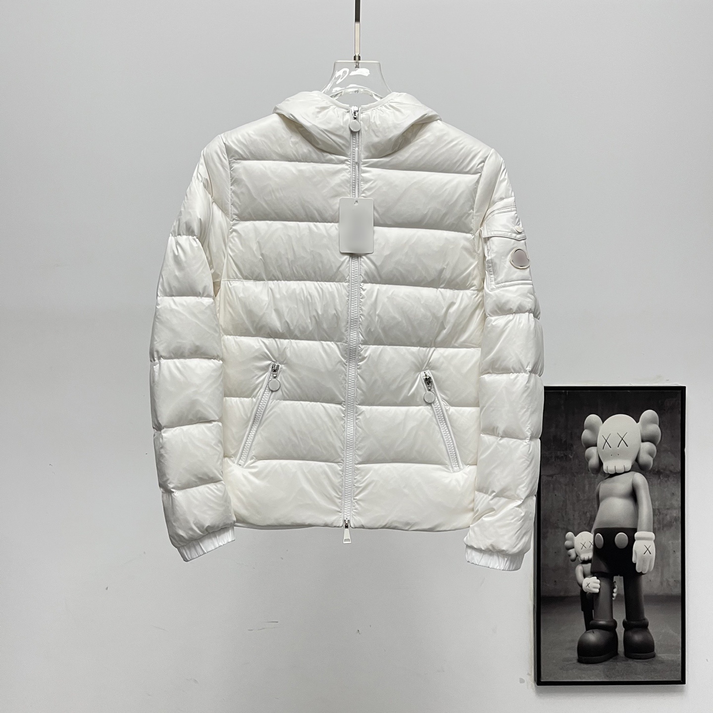 Designer 1: 1 women's winter small waist hooded down jacket with comfortable and warm fabric, highlighting the figure on the upper body