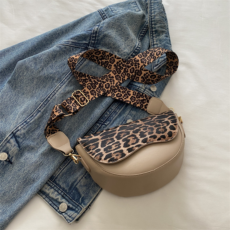 2025 autumn new niche design simple Korean version saddle bag fashionable leopard print crossbody bag designer shoulder bag