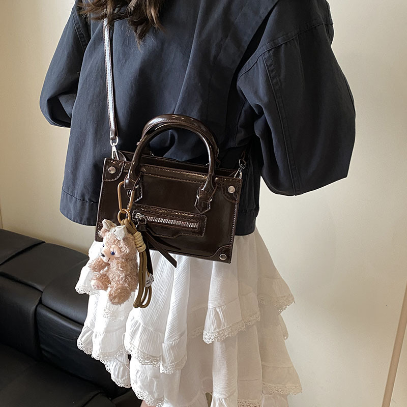 2025 autumn new crossbody bag fashionable retro versatile texture niche design women's motorcycle bag designer shoulder bag