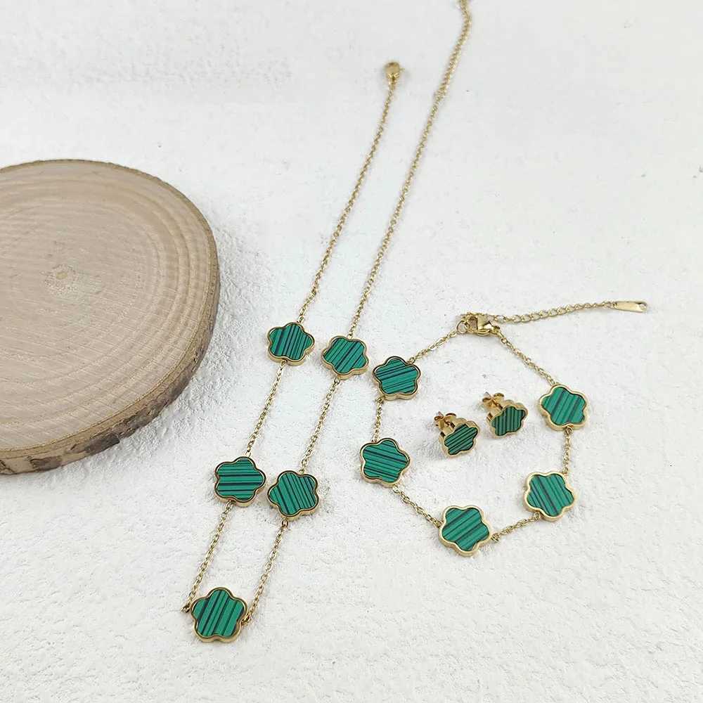 Mussel Five Flower Stainl Steel Womens Exquisite Necklace Bracelet Earrings 18K Gold Plated Light Luxury Lucky SetXJ250904