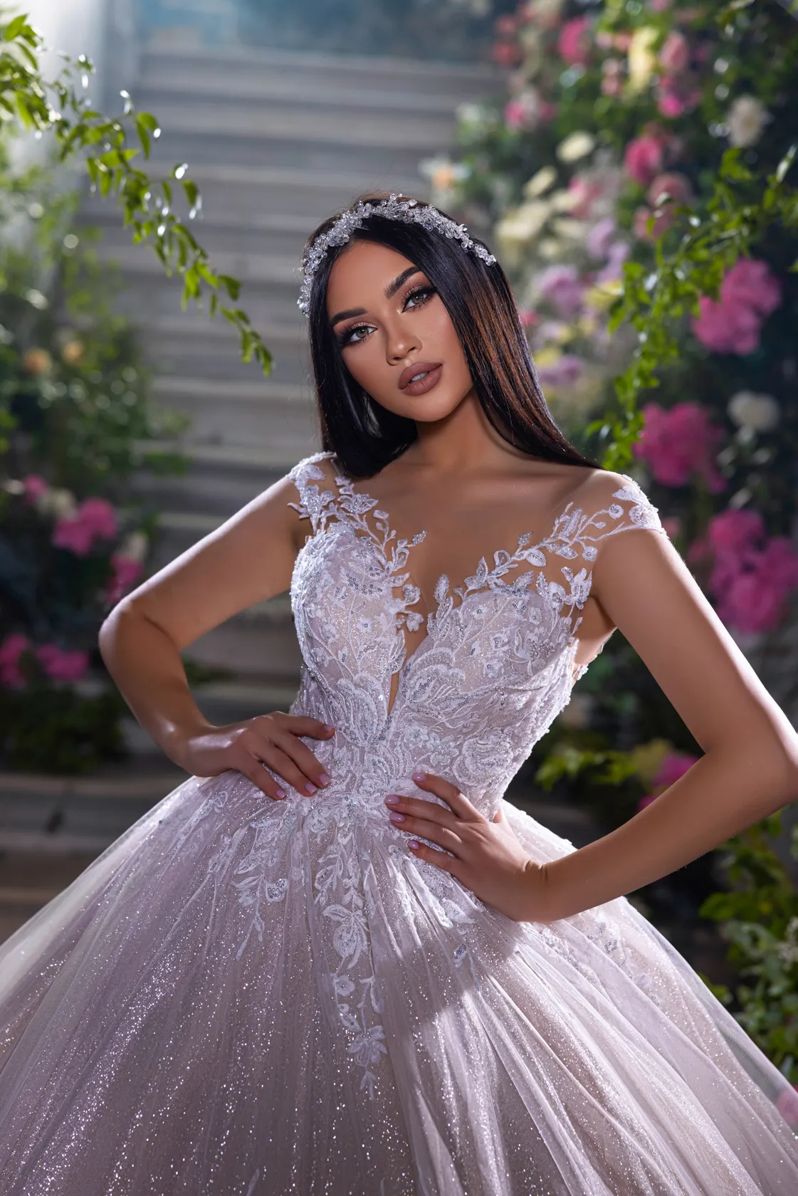 Luxury Sheer V-Neck A-line Wedding Dress Delicate Beading Pearls Aplliques Lace Sleeveless Bridal Gowns Floor-length Court Train