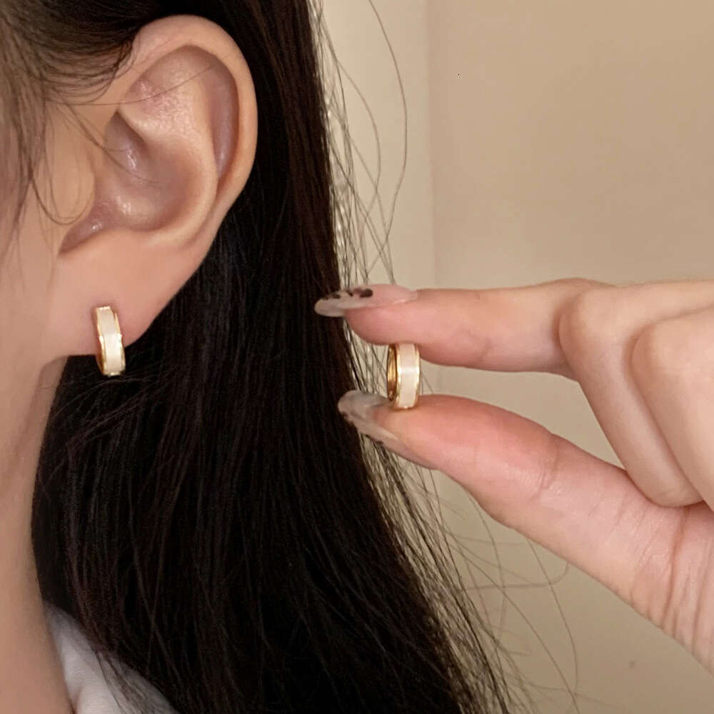 DH collections New Simple Shell Temperament Cuffs for Women Fashion Elegant Minimalist Style Small Earrings Hoops Hip Hop Personality Ear Jewelry